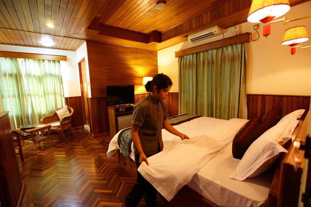 The Hotel Emperor Mandalay Bagian luar foto