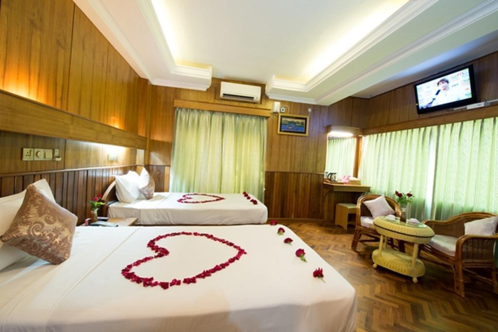 The Hotel Emperor Mandalay Bagian luar foto
