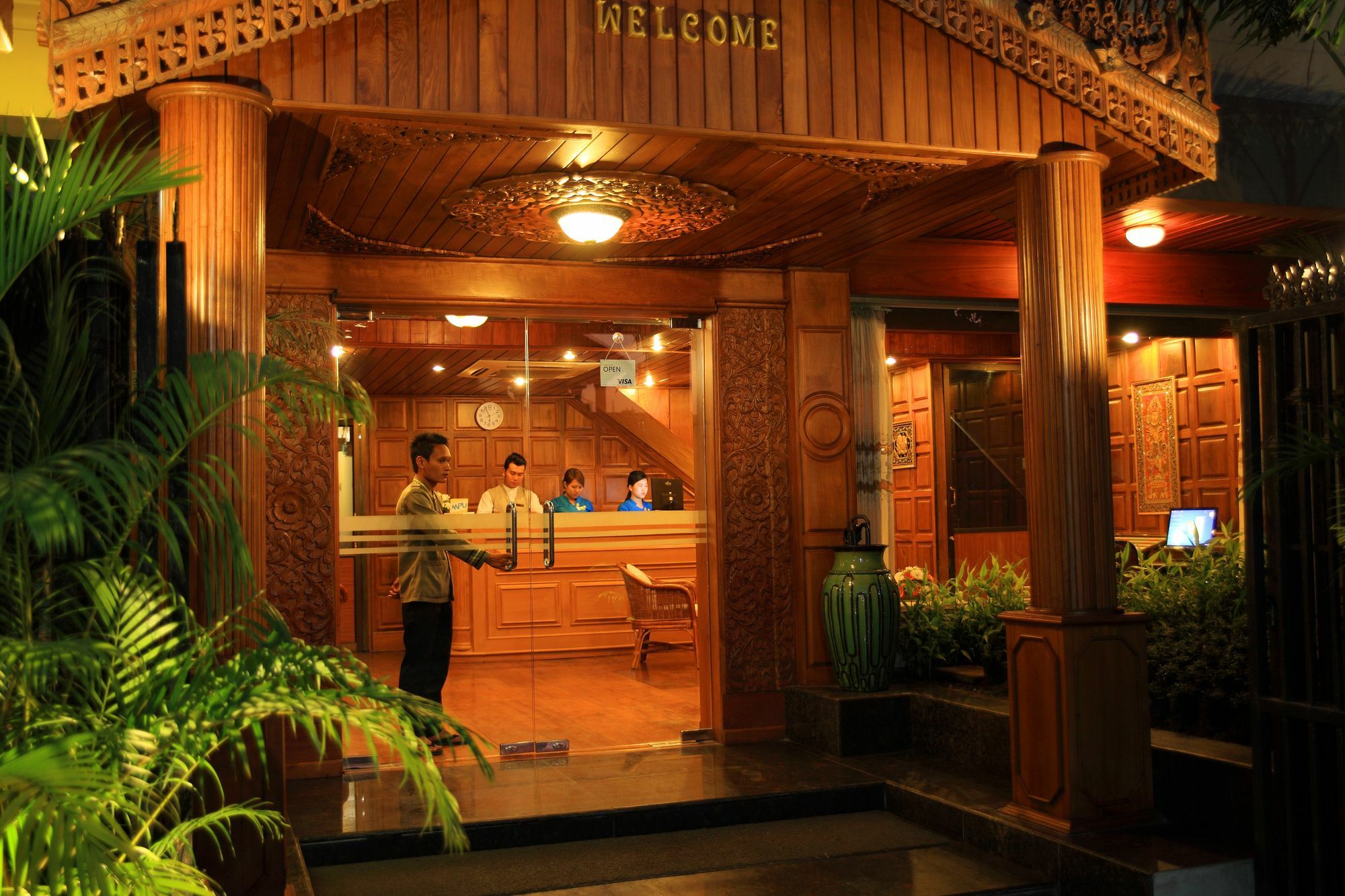 The Hotel Emperor Mandalay Bagian luar foto